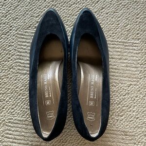 Vintage Bruno Magli pumps in navy. Mix of suede and leather